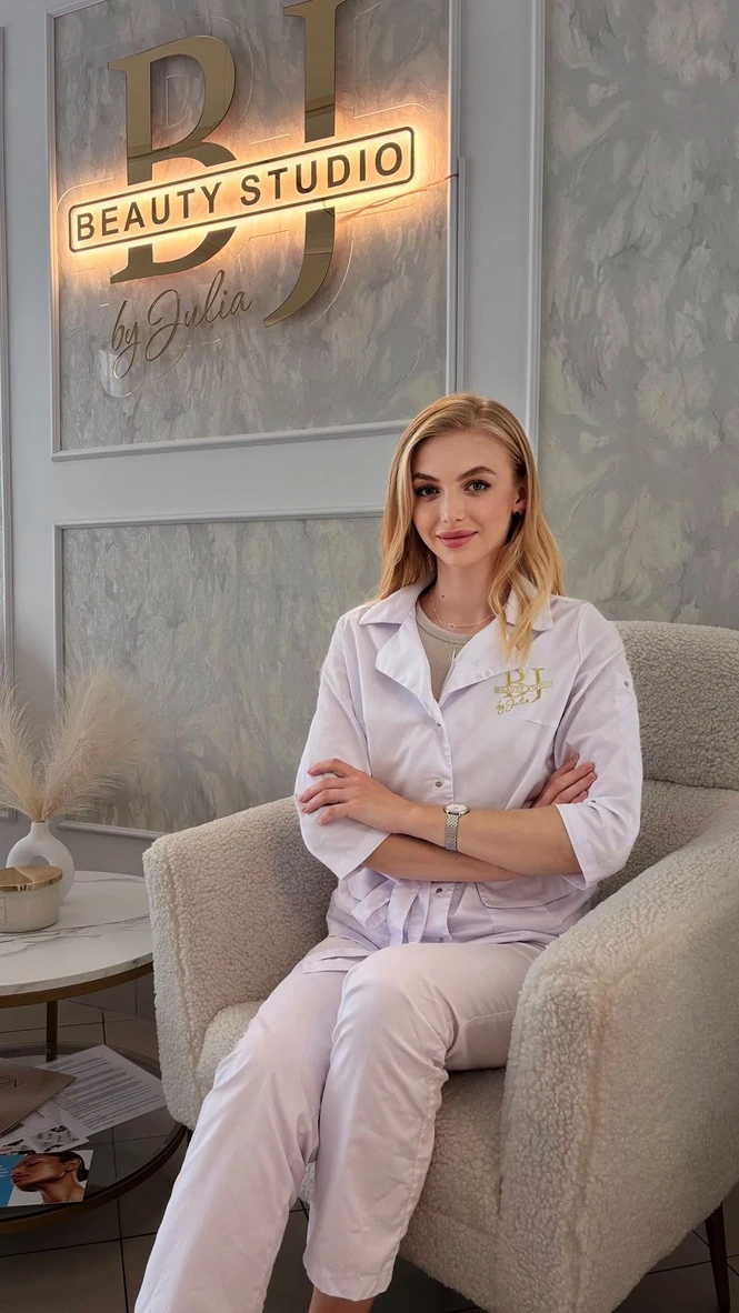 Maryna Griga ve svém pracovním oblečení v salonu BJ Beauty
